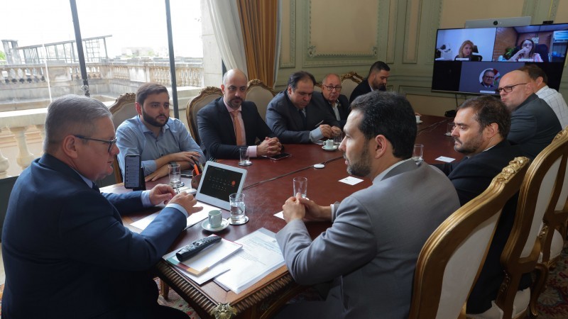 Governador Ranolfo, vice-governador eleito, Gabriel Souza, e secretário Joel Maraschin receberam comitiva -Foto: Itamar Aguiar / Palácio Piratini