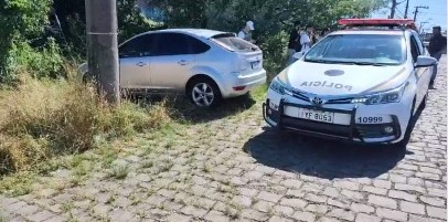 Veículo estava estacionado, perdeu o freio e desceu a rua, atropelando a idosa - Foto: Reprodução Facebook/Portal Leouve