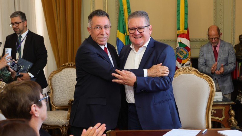 Ranolfo transmitiu o cargo para o deputado Valdeci Oliveira, que governará interinamente por dois dias -Foto: Itamar Aguiar / Palácio Piratini