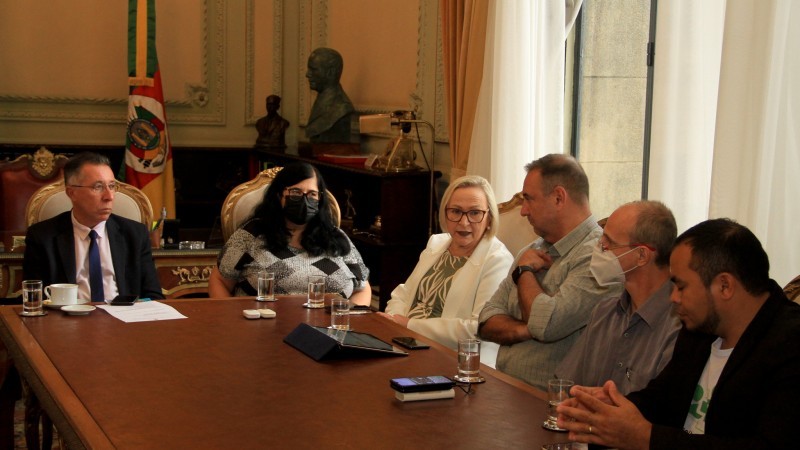 Governador em exercício, Valdeci Oliveira, e a secretária Arita durante a reunião no Piratini -Foto: Nabor Goulart / Secom