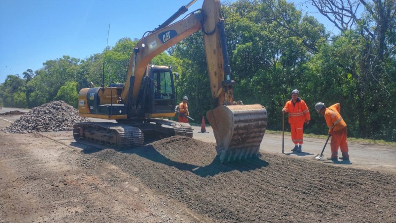 Atuação das equipes e de máquinas na pista eventualmente pode ocasionar bloqueios de faixas -Foto: Raphael Nunes / EGR