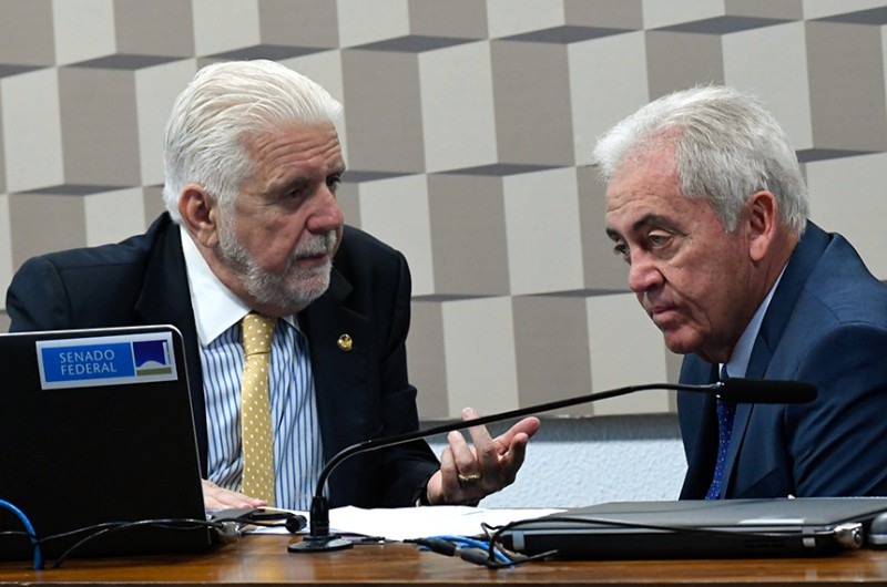 Jaques Wagner, autor do projeto que cria o Marco Regulatório dos Bioinsumos, conversa com Otto Alencar - Geraldo Magela/Agência Senado