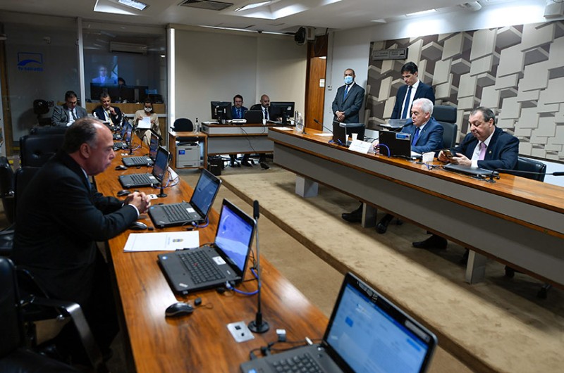 Senadores durante a reunião da Comissão de Assuntos Econômicos (CAE) nesta terça-feira - Edilson Rodrigues/Agência Senado