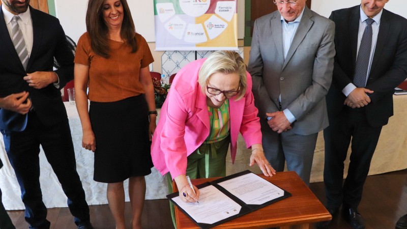 Arita, no ato de assinatura do termo que passa a estrutura física e a capacidade instalada da instituição para a SES -Foto: Ana Imperatore / Divulgação SES