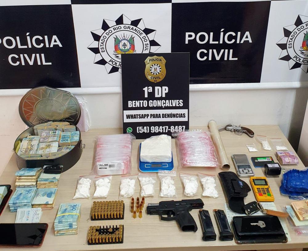 Além do dinheiro, foram apreendidos celulares, armas e drogas. Crédito: 1ª DP de Bento Gonçalves