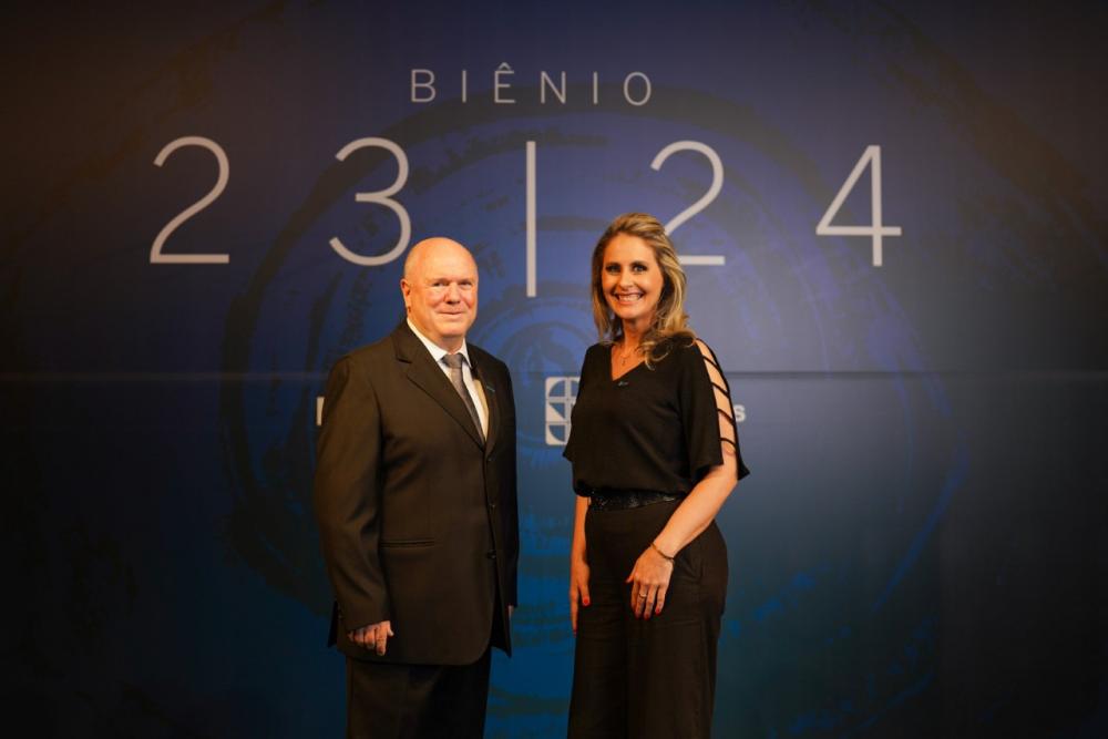 Euclides Longhi, novo presidente da Movergs e Gisele Dalla Costa, nova presidente do Sindmóveis. Crédito: Divulgação