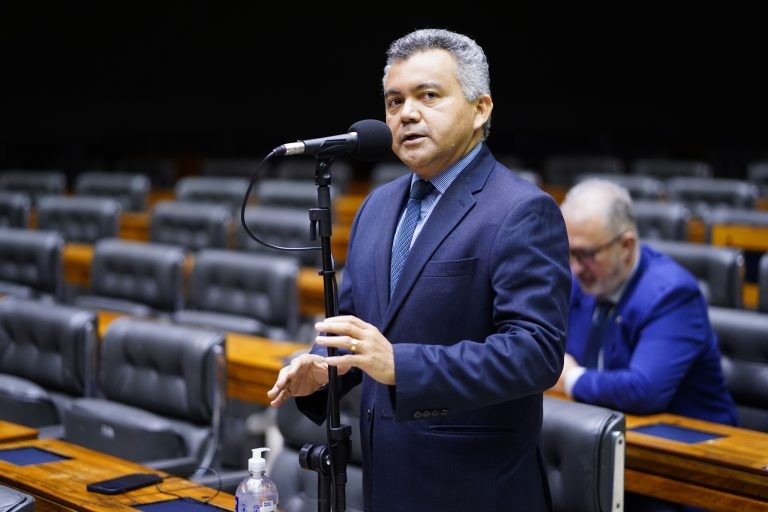 Cleber Verde: medida ampliará recursos das universidades para área-fim - (Foto: Pablo Valadares/ Câmara dos Deputados)