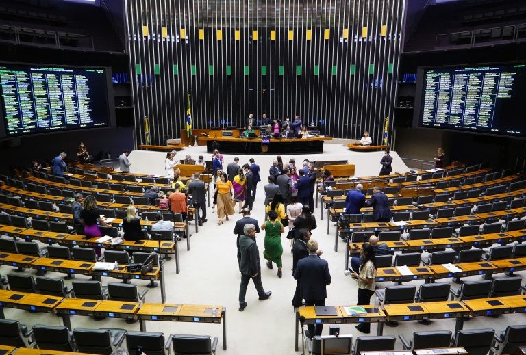 Deputados em sessão do Plenário - (Foto: Pablo Valadares/Câmara dos Deputados)
