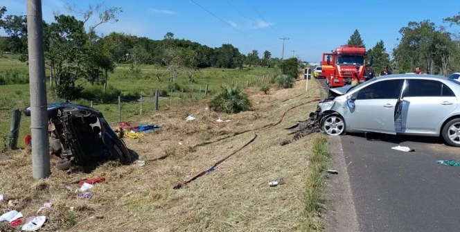 Três dos quatro ocupantes do Citröen Picasso morreram no acidente - Foto: Corpo de Bombeiros/Divulgação 