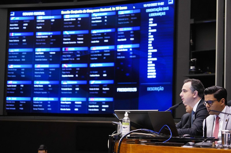 Presidente do Senado, Rodrigo Pacheco, com o painel de votação ao fundo - Pablo Valadares/Câmara dos Deputados