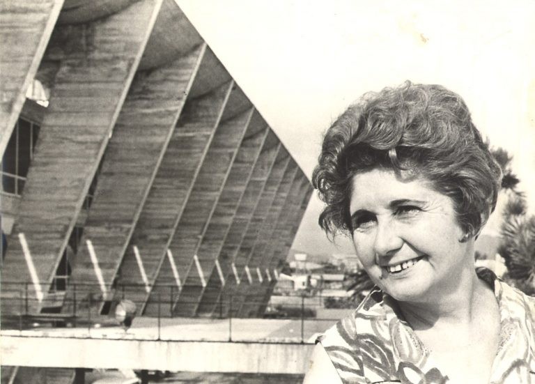 Carmen Portinho em frente ao Museu de Arte Moderna do Rio de Janeiro - (Foto: Acervo/Arquivo Nacional)