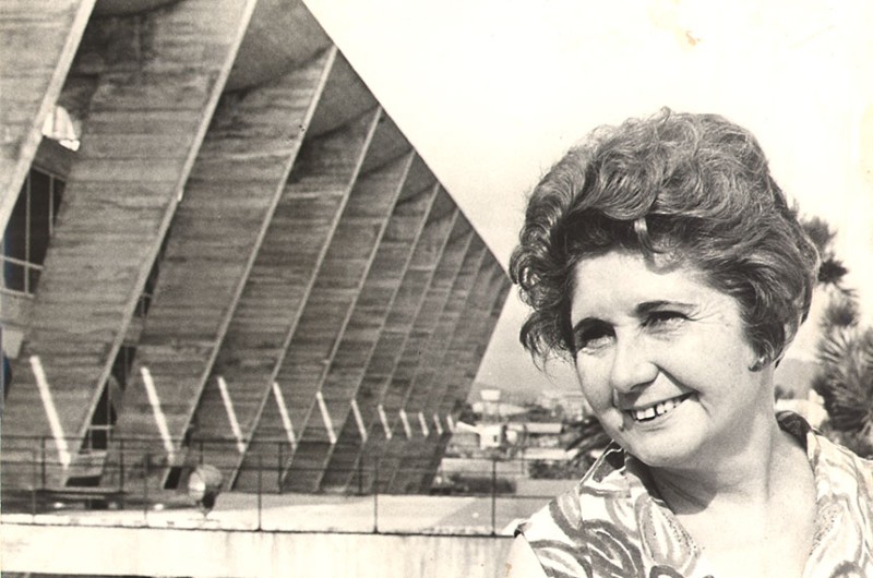 Carmem Velasco Portinho em frente ao Museu de Arte Moderna do Rio de Janeiro - Arquivo Nacional