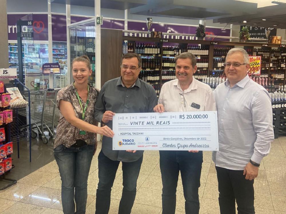 Superintendente do hospital, Hilton Mancio, recebeu a doação do supermercado