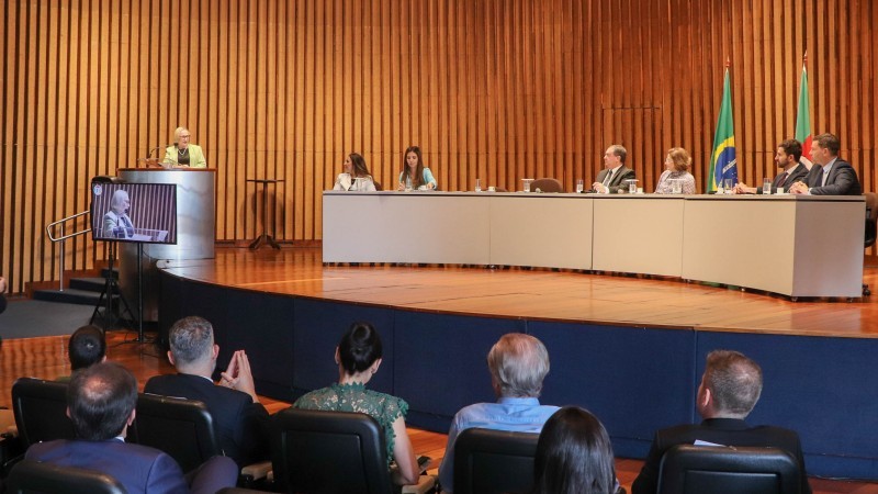 Secretária Arita assinou o termo de cooperação durante audiência pública no Palácio da Justiça -Foto: Ana Imperatore / SES