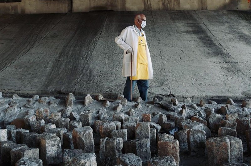 O padre Júlio Lancellotti diante de um exemplo da chamada arquitetura hostil - Arquivo pessoal