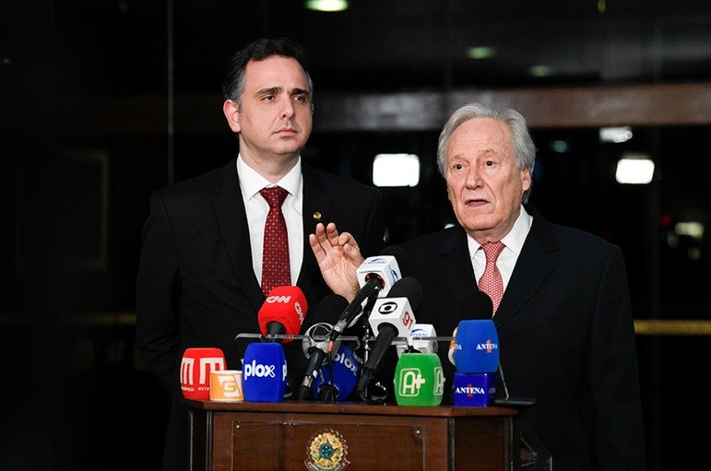 Pacheco e Lewandowski em entrevista coletiva após a entrega do anteprojeto - Roque de Sá/Agência Senado