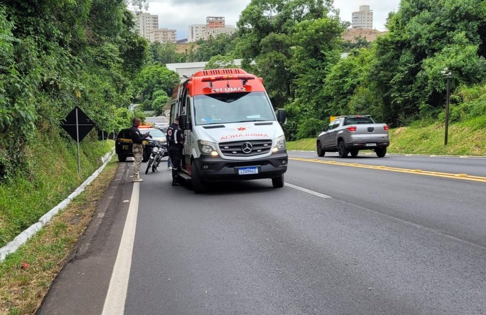 Motociclista sofre ferimentos em acidente na BR 470 em Bento Gonçalves