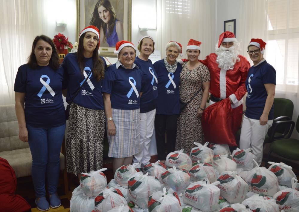 Papai Noel fez a alegria dos pequenos, em ação cheia de emoção e solidariedade. Crédito: Divulgação Liga de Combate ao Câncer de Bento Gonçalves