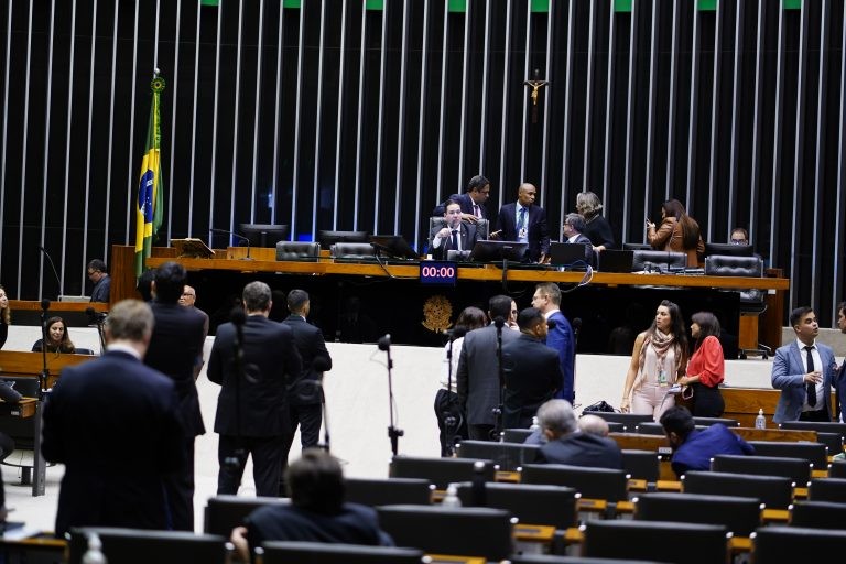 Deputados analisam propostas em Plenário - (Foto: Pablo Valadares/Câmara dos Deputados)