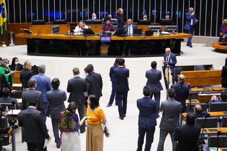Deputados analisam propostas em Plenário - (Foto: Pablo Valadares/Câmara dos Deputados)