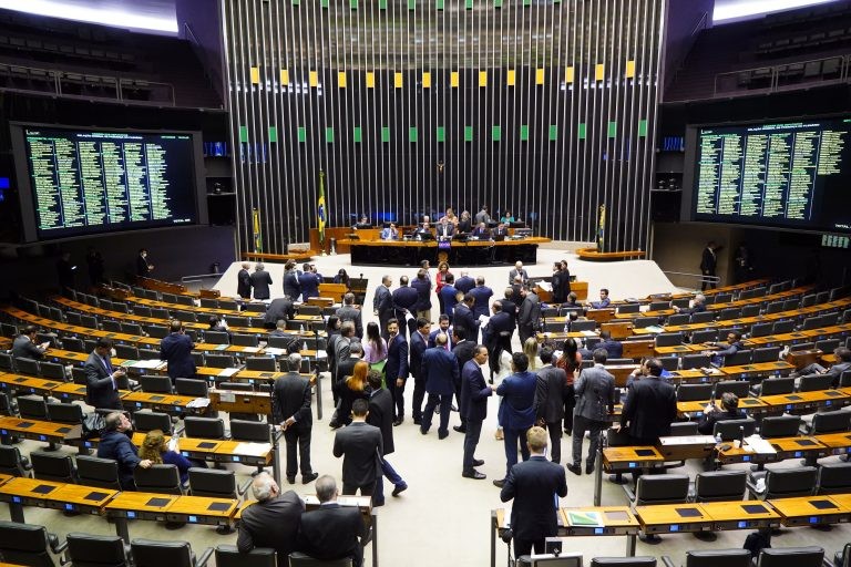 Substitutivo de Eduardo Bismarck prevê reajuste em três etapas - (Foto: Pablo Valadares/Câmara dos Deputados)