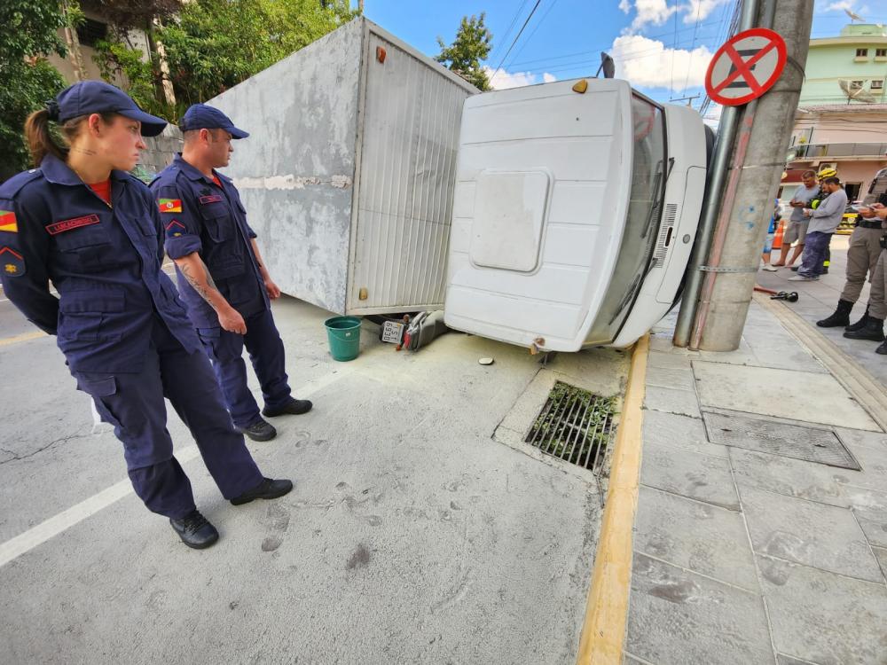 O fato envolveu um Caminhão Mercedes-Benz, placas Mercosul, que perdeu os freios do veículo e atingiu um Fiat Palio e duas motocicletas, sendo que uma delas ficou embaixo do veículo. Fotos: NB Notícias 