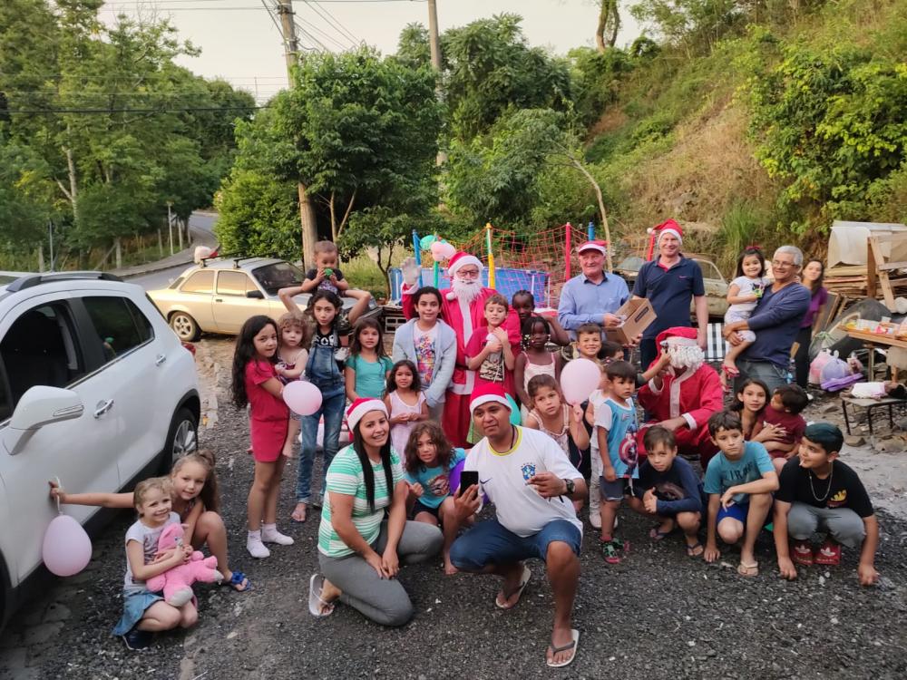 Bento: Crianças recebem passeata do Papai Noel com direito a muito doce e diversão