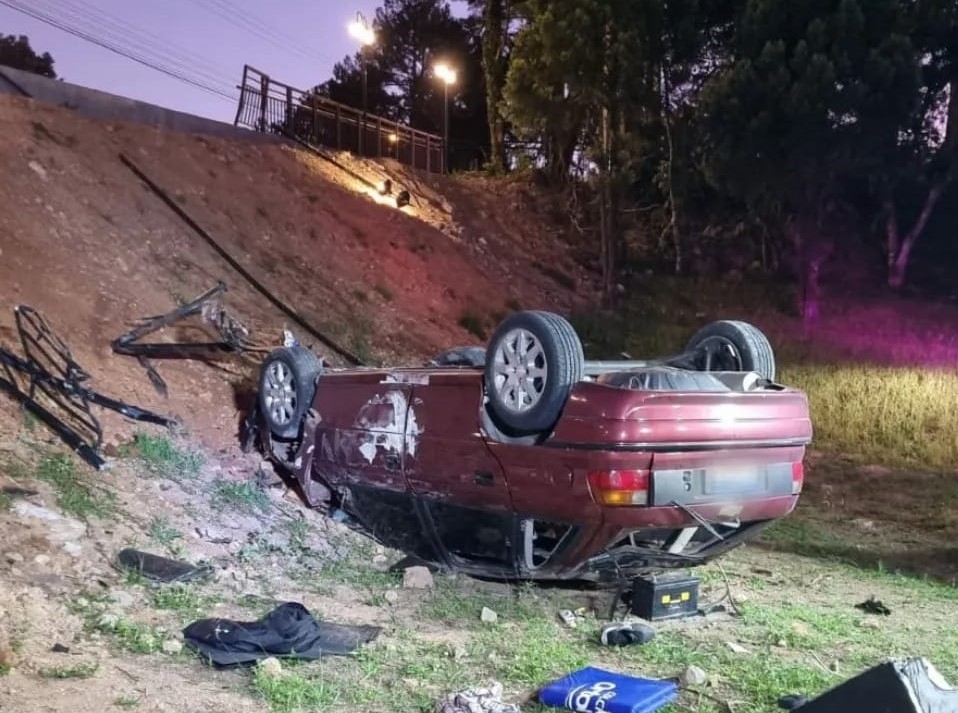 Carro capota e duas pessoas ficam feridas na BR 470 em Garibaldi