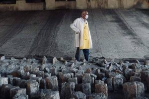 Padre Júlio quebra pedras colocadas sob viaduto que impediam pessoas de dormir ali - (Foto: Reprodução/Instagram)