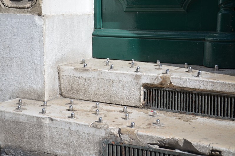 Arquitetura que emprega estruturas e equipamentos com o intuito de afastar pessoas - principalmente moradores de rua - levou nome do religioso que trabalha com projetos sociais - Docteur Cosmos/Wikipedia