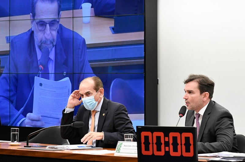 Marcelo Verri (Telão), o relator do Orçamento, senador Marcelo Castro, e o presidente da CMO, deputado Celso Sabino - Geraldo Magela/Agência Senado