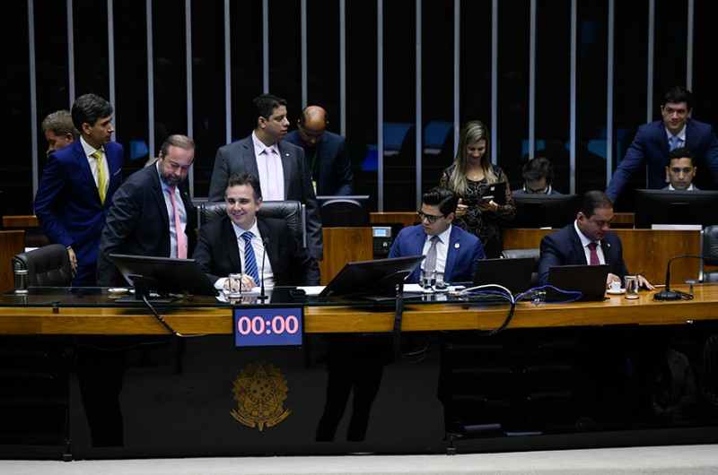 Alexandre Silveira (em pé) ao lado do presidente do Congresso, Rodrigo Pacheco, que comandou a sessão - Edilson Rodrigues/Agência Senado