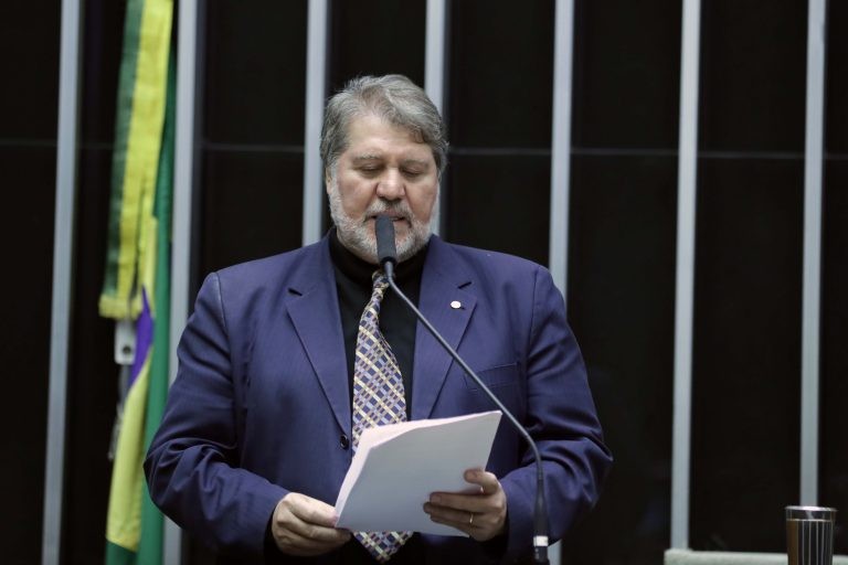 Câmara aprova projeto de proteção a criança exposta a violência doméstica no exterior; acompanhe