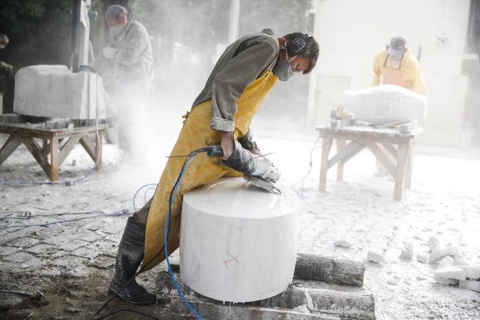 Escultores ficarão 23 dias trabalhando diaramente sobre pedras de basalto para criar suas obras de arte - Mateus Bruxel/Agencia RBS/Divulgação