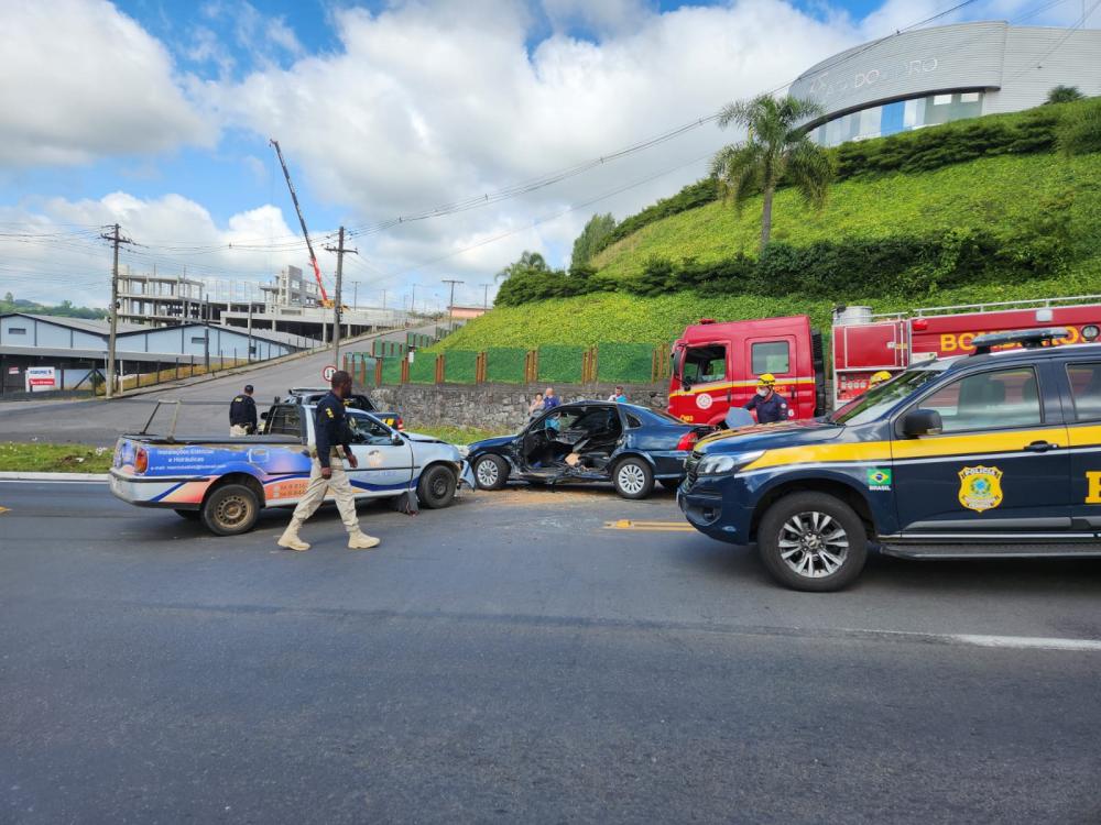 O veículo Vectra atravessou a pista e foi atingido pela Saveiro no Trevo Santa Rita. Crédito: NB Notícias