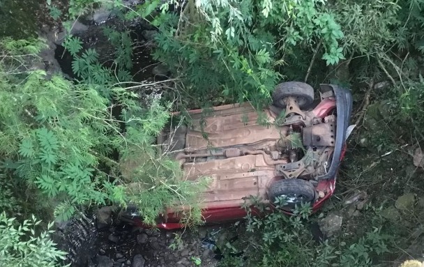 Apesar do susto nenhum dos ocupantes do veículo sofreu ferimentos graves - Foto: Altamir Oliveira/Rádio Estação FM/Divulgação
