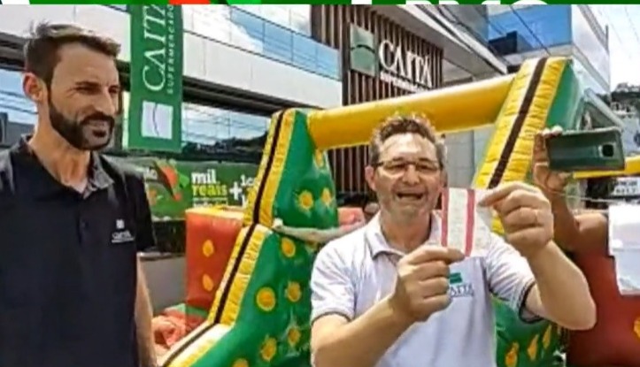 Gerente de Marketing do Caitá, o gerente de Marketing, Edenir Rosset, o Quinho, fez o sorteio do ganhador do carro 0km - Foto: Reprodução/Facebook