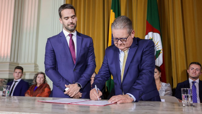 Eduardo Leite recebe o cargo de governador das mãos de Ranolfo Vieira Junior