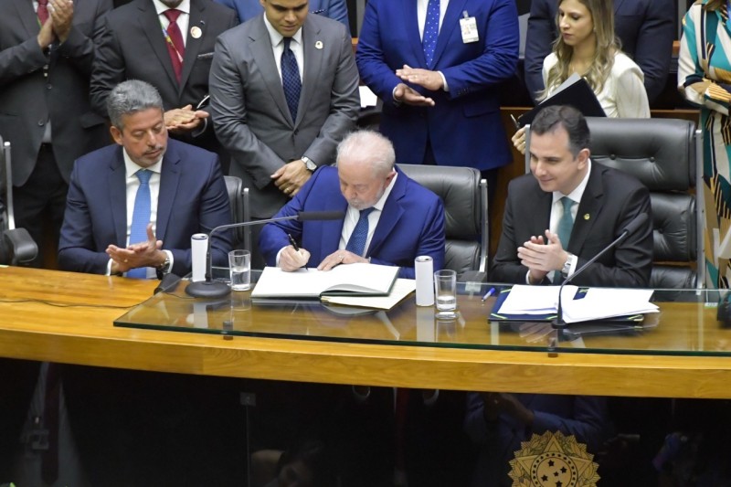 Lula assina o termo de posse - Edilson Rodrigues/Agência Senado