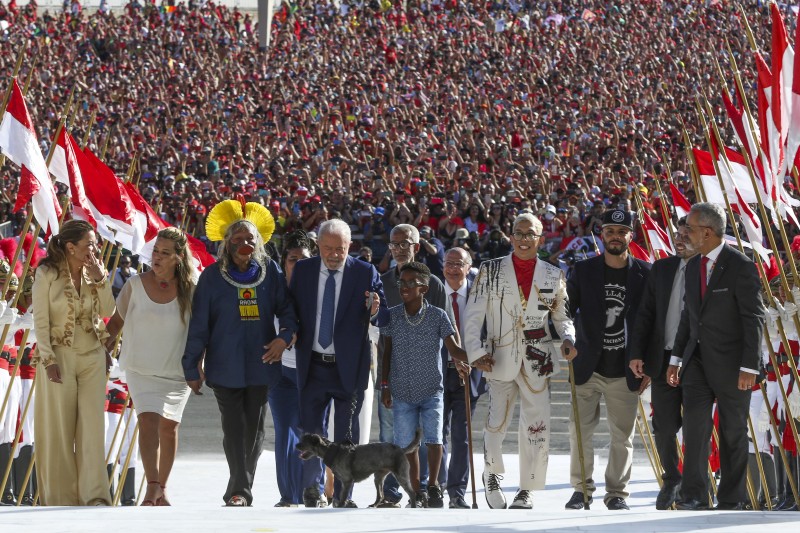 Presidente subiu a rampa com a esposa Janja, a cadela Resistência, e representantes da diversidade brasileira - Foto: Tânia Rego/Agência Brasil/Divulgação