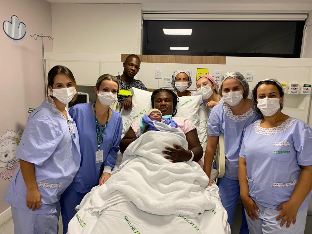Mãe e bebê passam bem e já estão no quarto do Centro Obstétrico - Foto: Hospital Tacchini/Divulgação