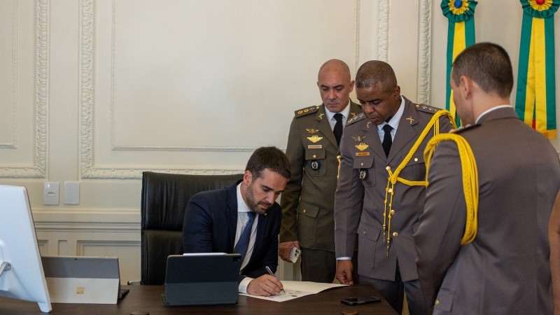 Leite sancionou projetos que reorganizam a estrutura administrativa do Estado e publicou decretos que concedem incentivos -Foto: Maurício Tonetto/Palácio Piratini