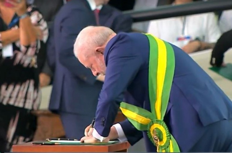 Presidente Lula assina as primeiras medidas do governo, logo após tomar posse - Reprodução