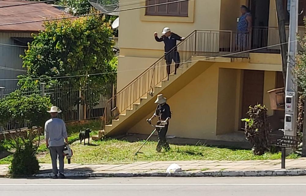 Funcionários da prefeitura de Bento são flagrados cortando grama de casa particular