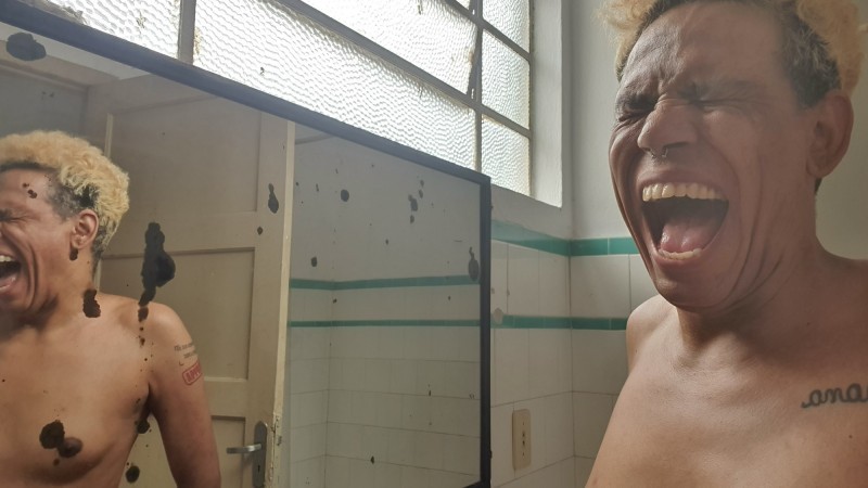 Valéria Barcellos, autora deste autorretrato conceitual, é uma das artistas que participam das atividades do Janeiro Lilás -Foto: Valéria Barcellos