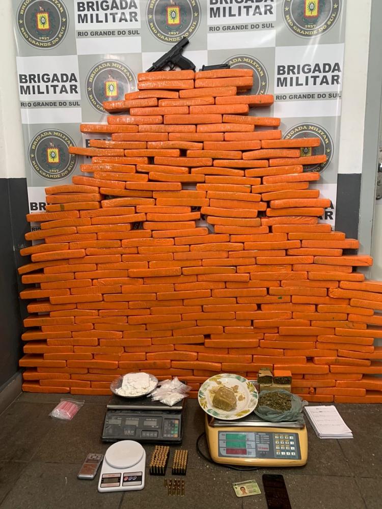 Brigada Militar apreende mais de 130 quilos de drogas e R$ 26 mil em dinheiro