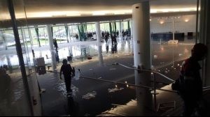 Entrada principal da Câmara e do Senado (Chapelaria) alagada após atos de vandalismo - (Foto: Reprodução Redes Sociais)