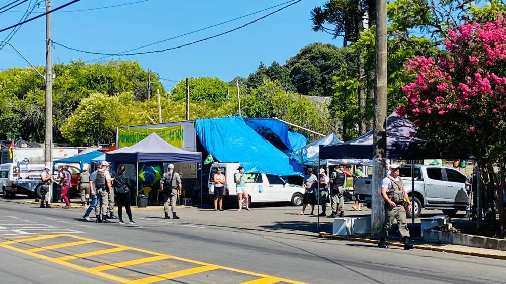 Os policiais da Brigada Militar chegaram por volta das 9h para a retirada dos manifestantes que estavam instalados há mais de 60 dias em frente ao 6° Batalhão de Comunicações de Bento Gonçalves. Fotos: NB Notícias 