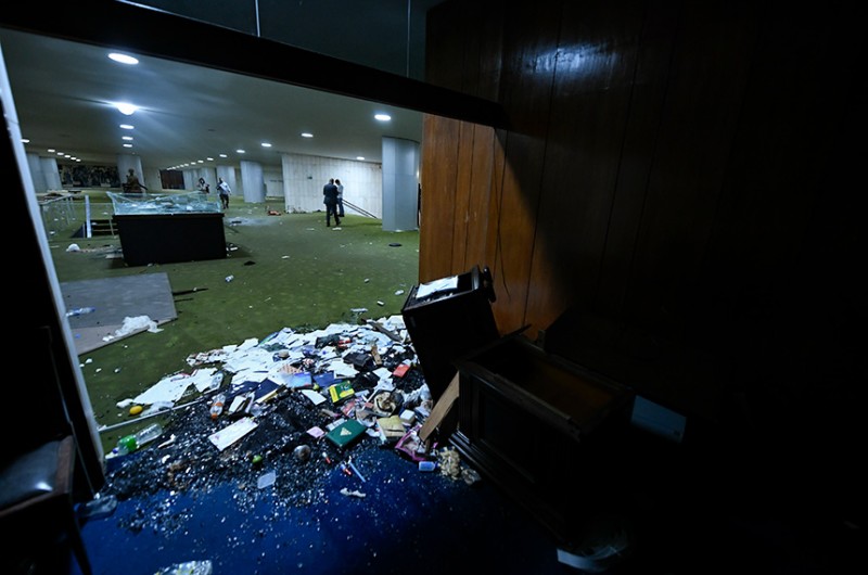 Vista do Salão Azul, do Senado, e do Salão Verde, da Câmara, vandalizados - Jefferson Rudy/Agência Senado