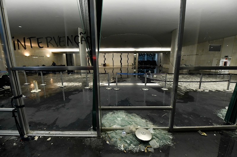 Vidraças pichadas e quebradas estão entre as marcas deixadas pelos vândalos no Congresso - Jefferson Rudy/Agência Senado